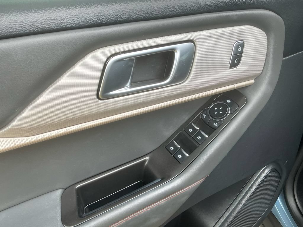 Used 2025 Ford Explorer Active RWD image 16