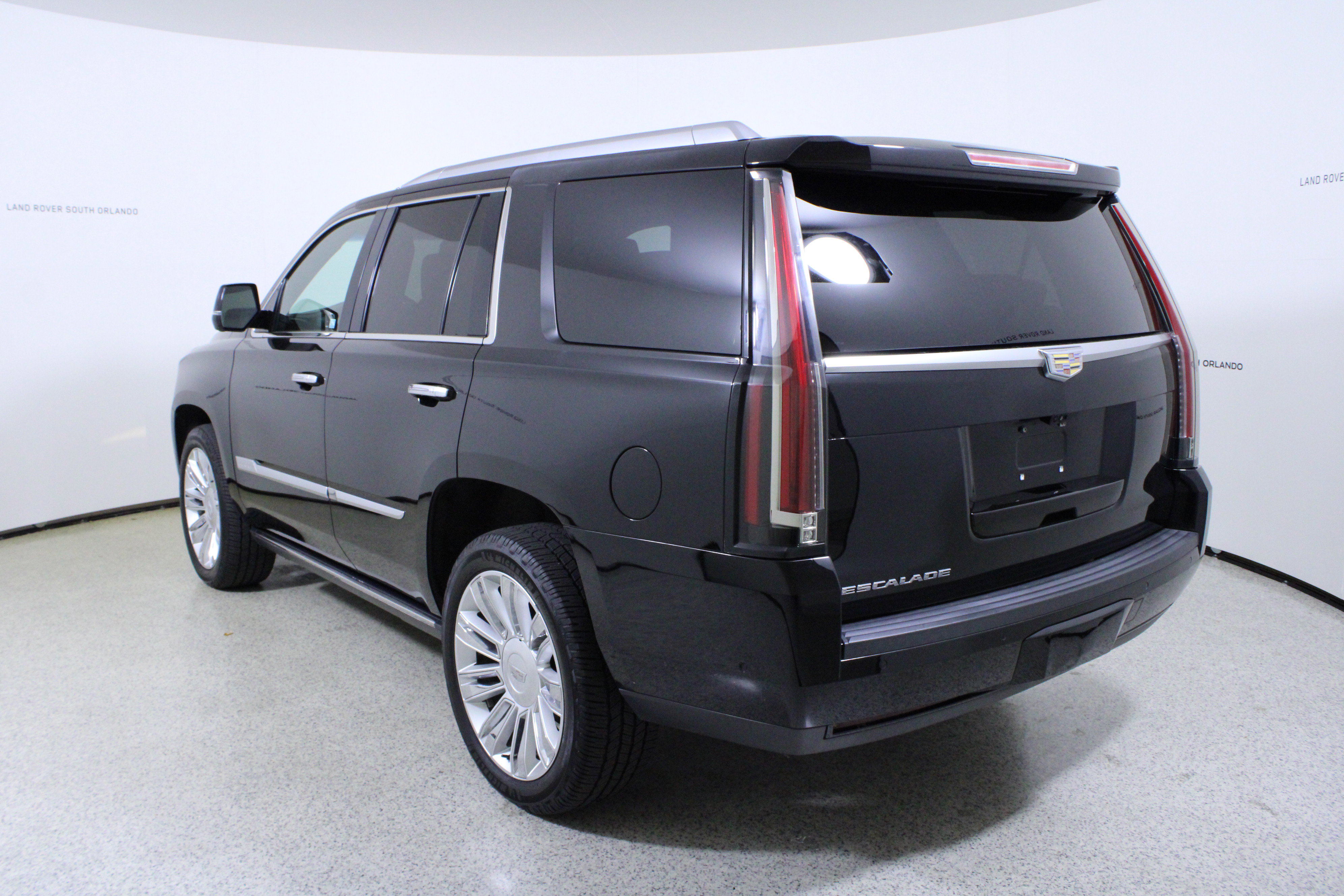 Used 2017 Cadillac Escalade Platinum image 4