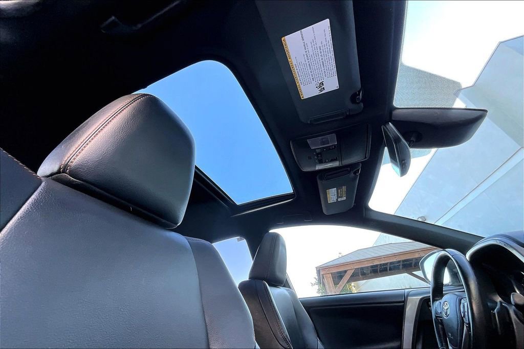 Used 2018 Toyota RAV4 SE w/ Advanced Technology Package image 27