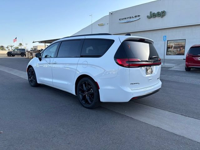 New 2026 Chrysler Pacifica Limited w/ Uconnect Theater Family Group FWD image 5