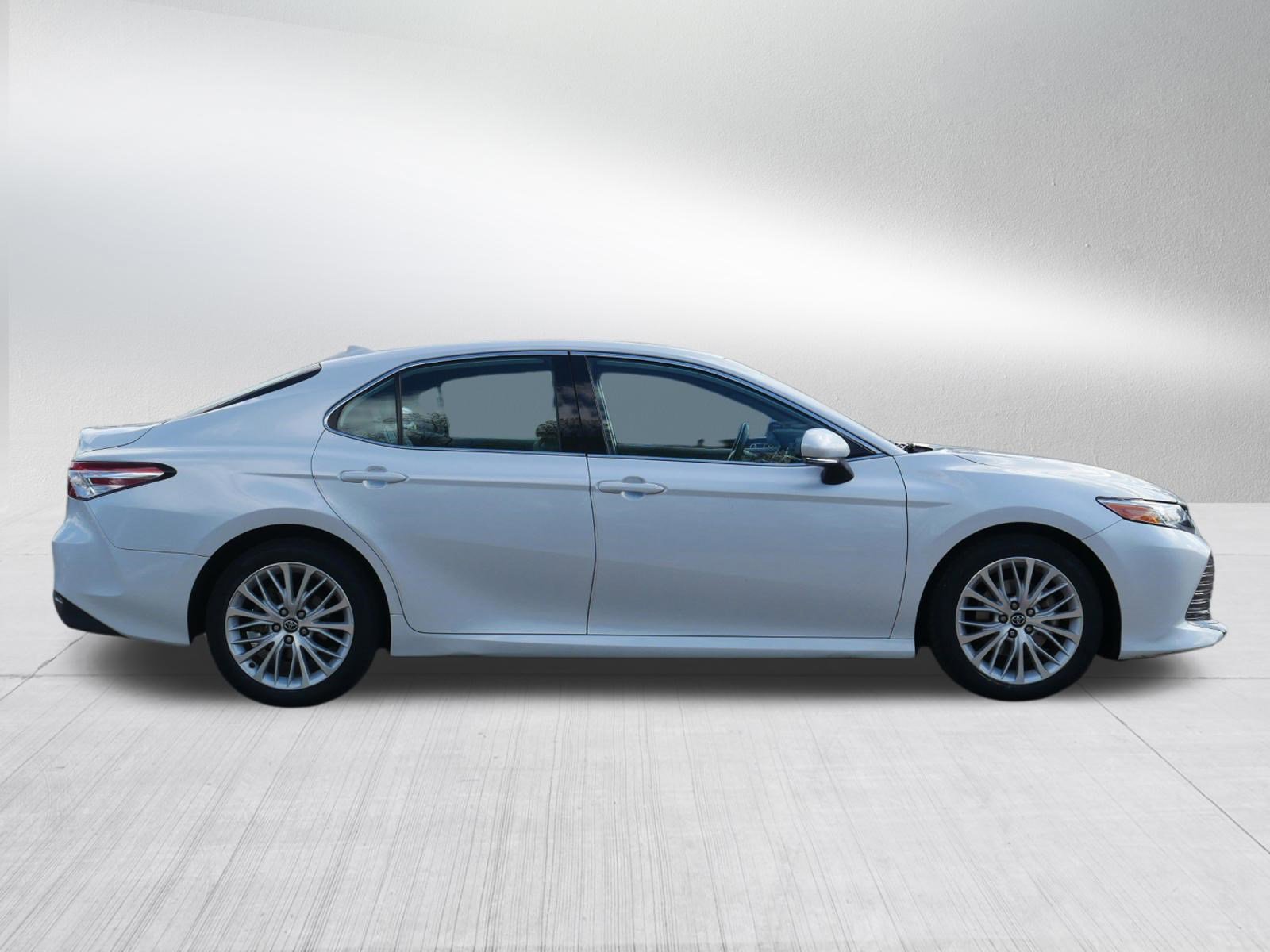 Used 2019 Toyota Camry XLE FWD image 8