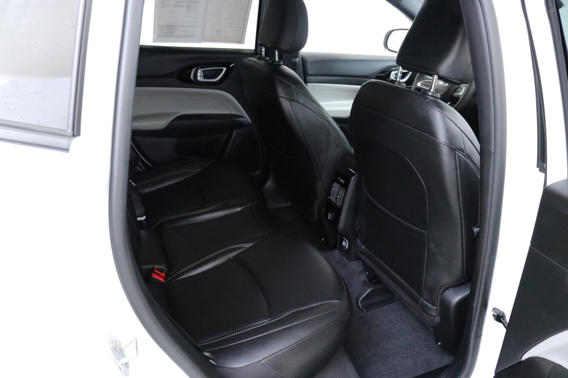 Used 2025 Jeep Compass Limited image 27