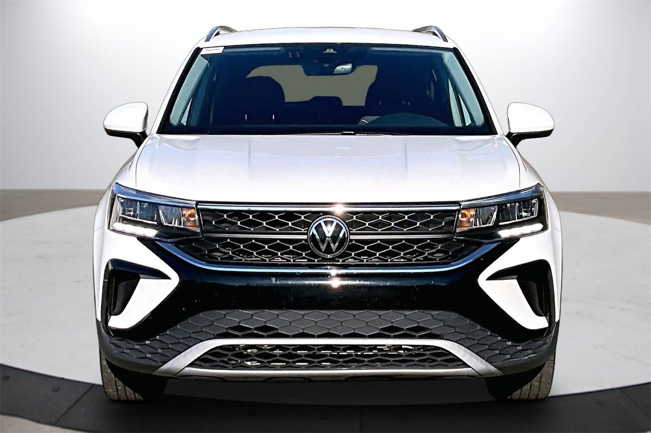 Used 2024 Volkswagen Taos SE image 3