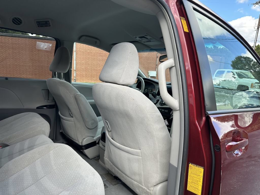 Used 2014 Toyota Sienna LE FWD image 25