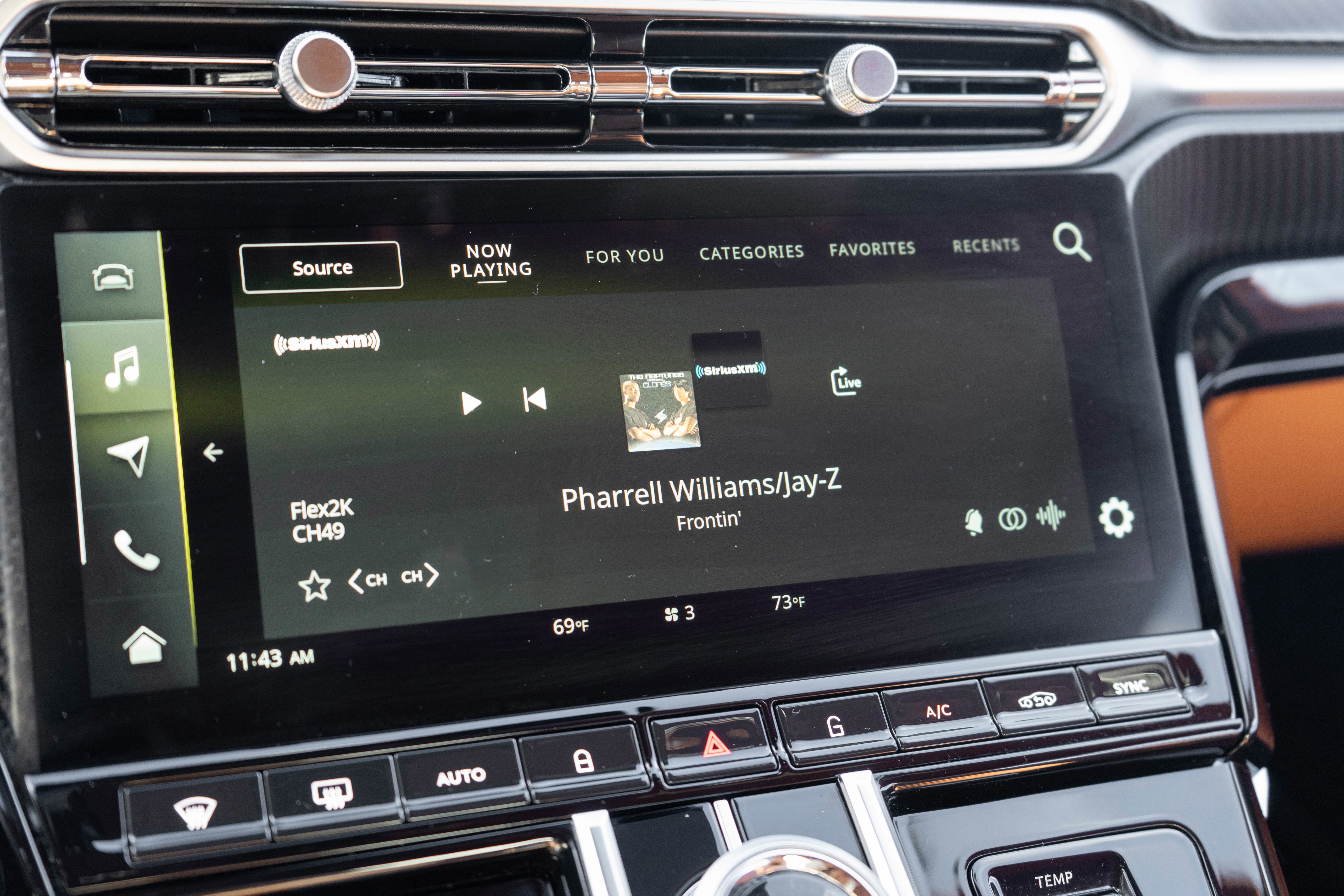 Used 2025 Aston Martin V8 Vantage Coupe image 19