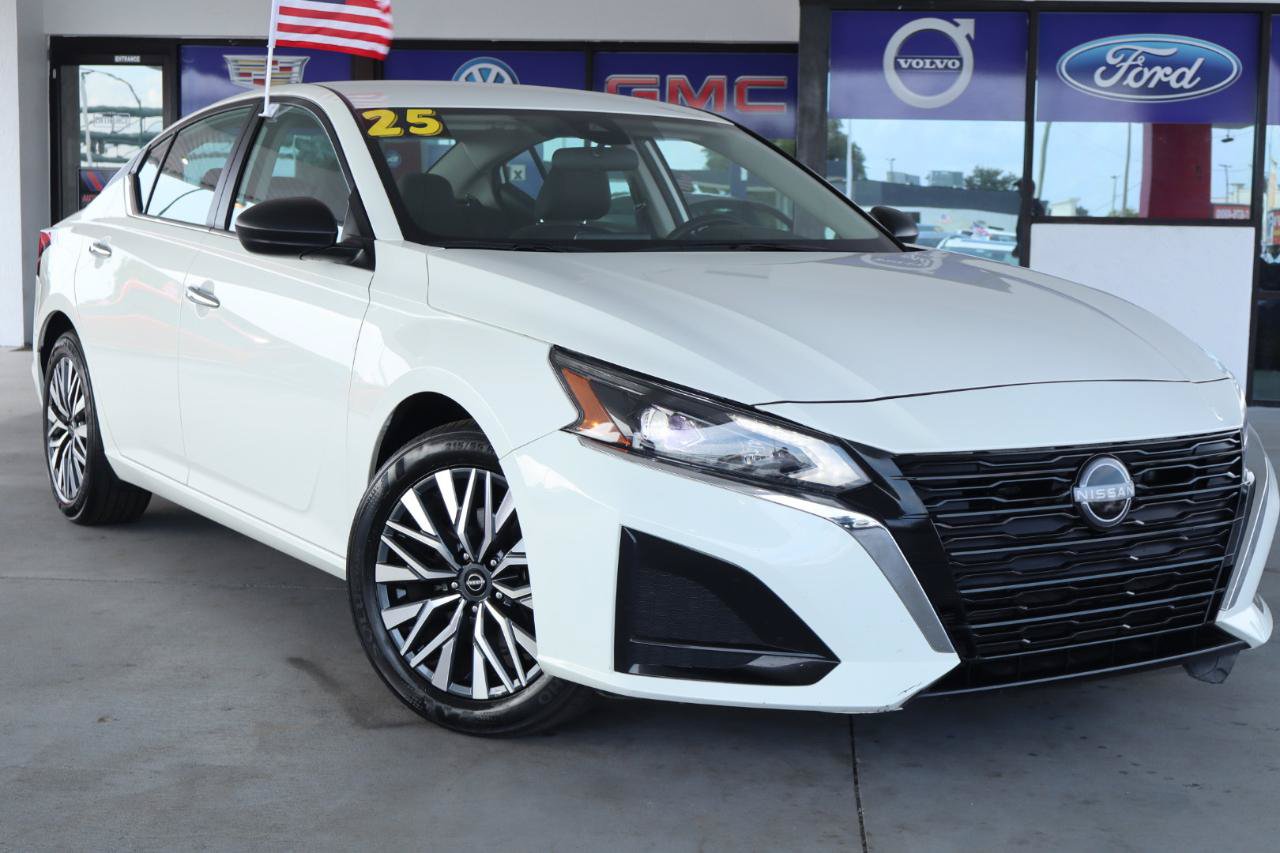 Used 2025 Nissan Altima 2.5 SV FWD image 2
