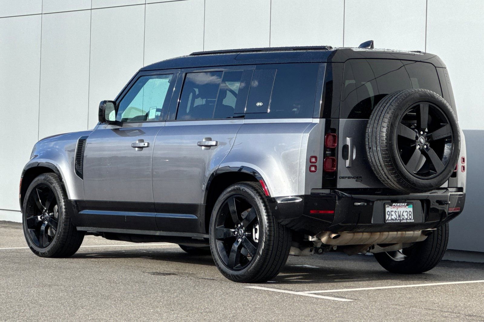 Used 2023 Land Rover Defender 110 X-Dynamic SE image 3