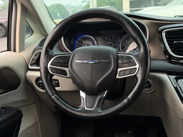 Used 2019 Chrysler Pacifica Touring-L FWD image 5