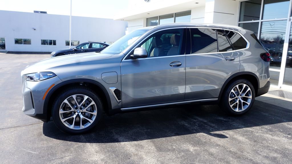New 2026 BMW X5 xDrive50e image 2