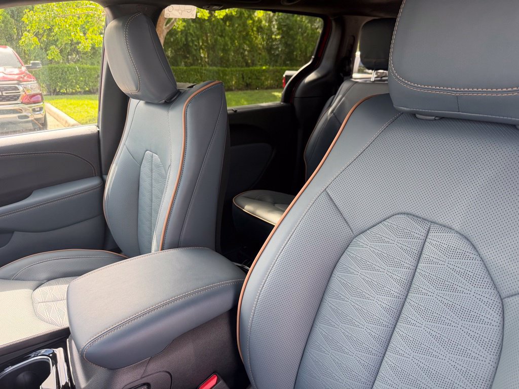 New 2027 Chrysler Pacifica Pinnacle w/ Theater Group FWD image 26