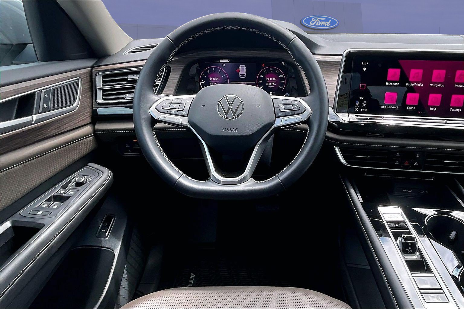 Used 2025 Volkswagen Atlas SEL AWD/4WD image 8