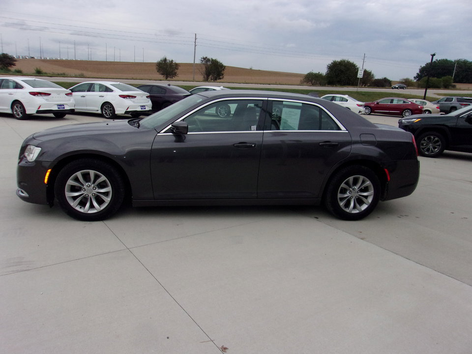 Used 2019 Chrysler 300 Touring image 6