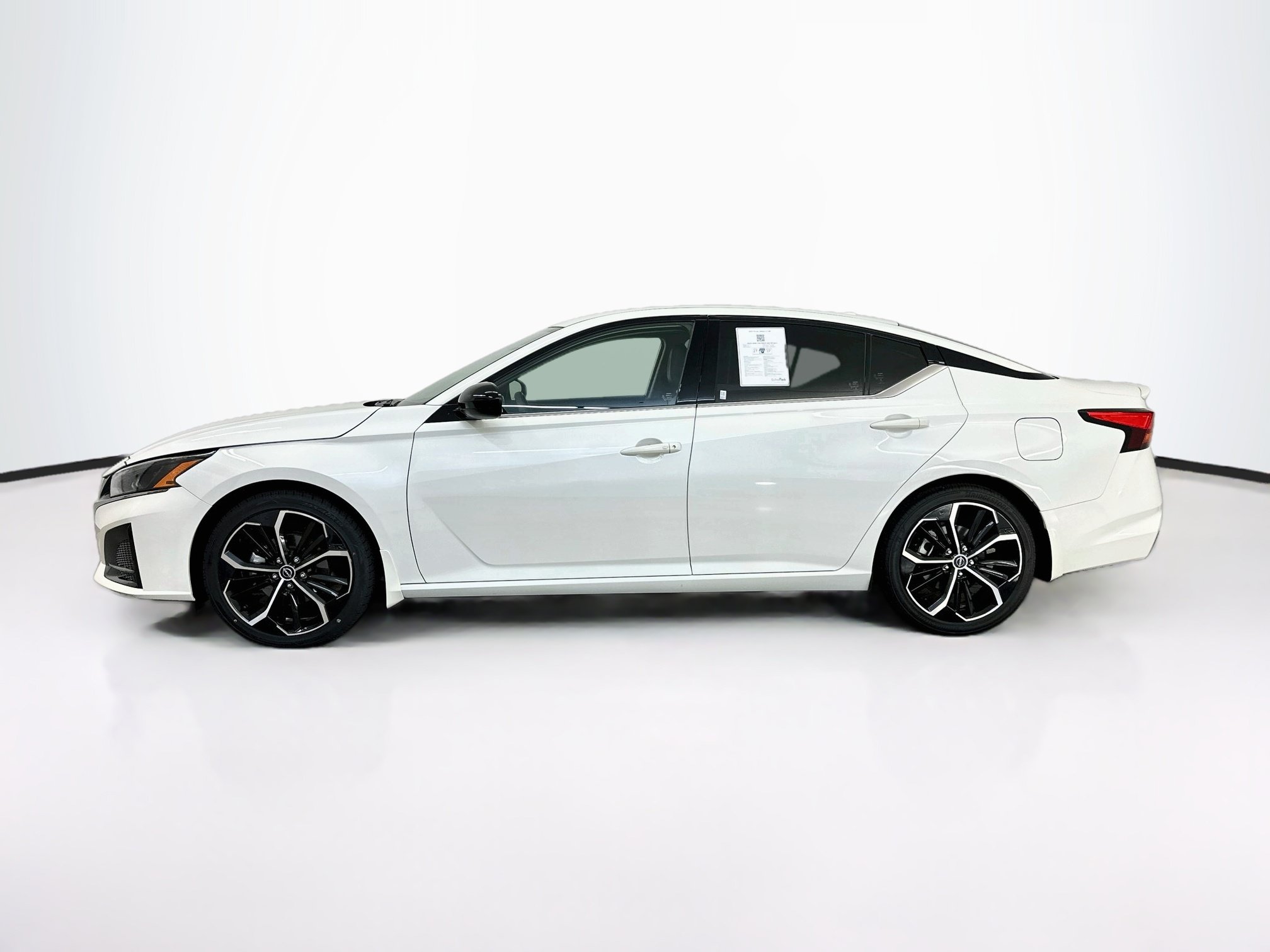 Used 2023 Nissan Altima 2.5 SR FWD image 4
