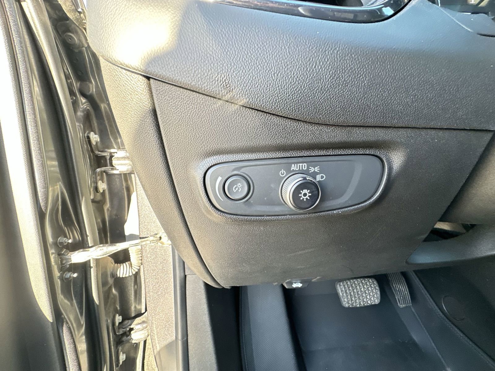 Used 2022 Chevrolet Equinox RS w/ Infotainment Package FWD image 18