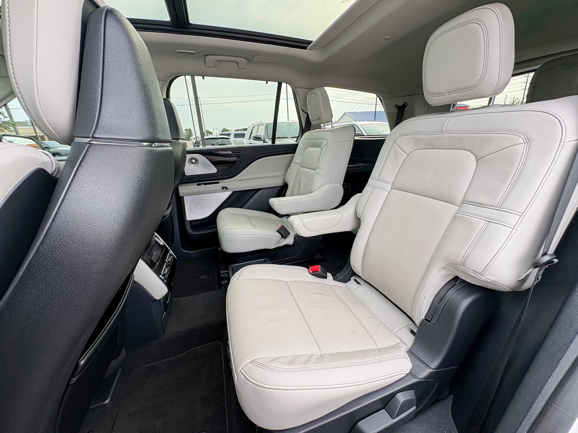 Used 2025 Lincoln Aviator Reserve w/ Luxury Package RWD image 28