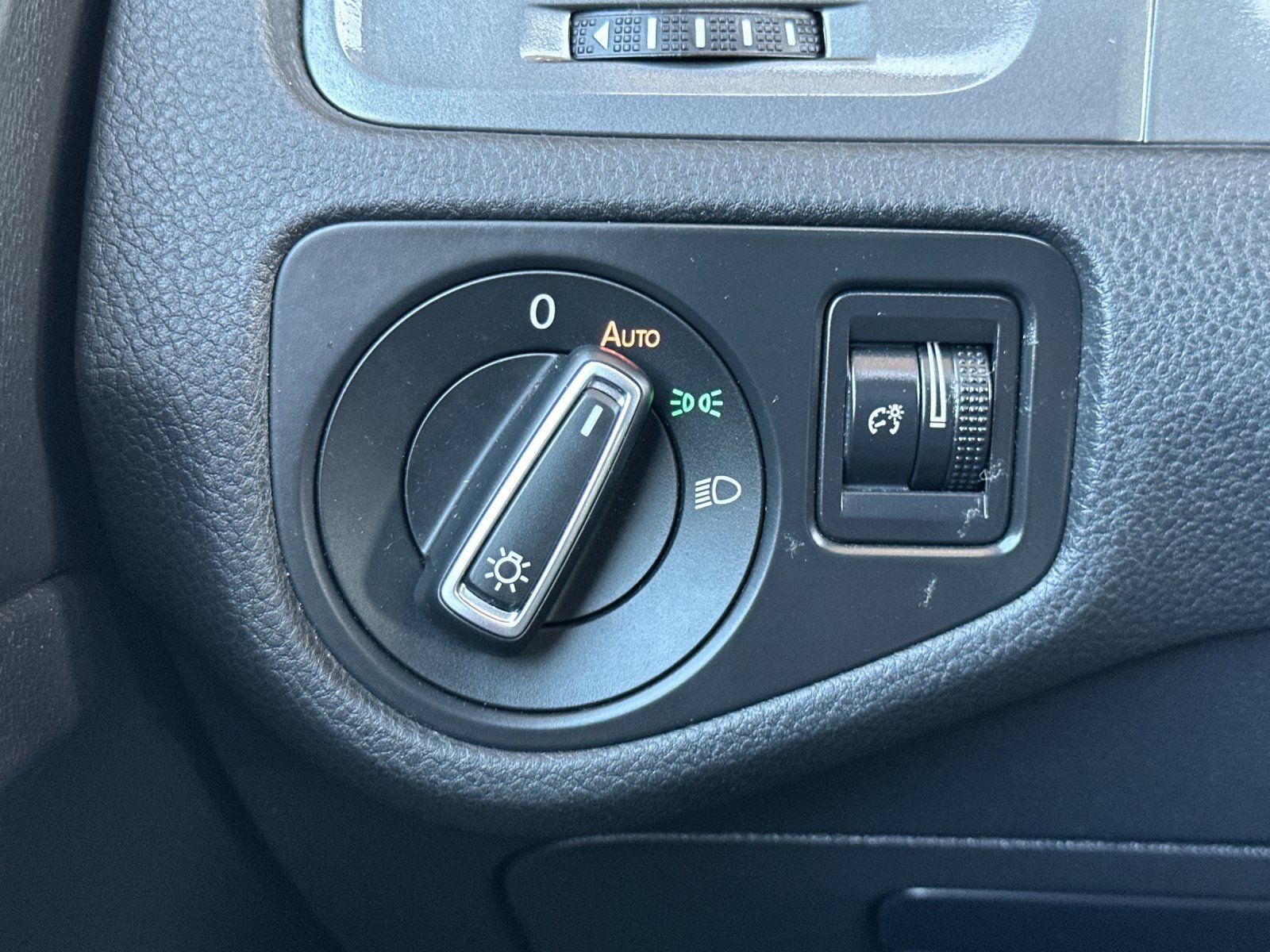 Used 2016 Volkswagen e-Golf SE w/ DC Fast Charging Package FWD image 28