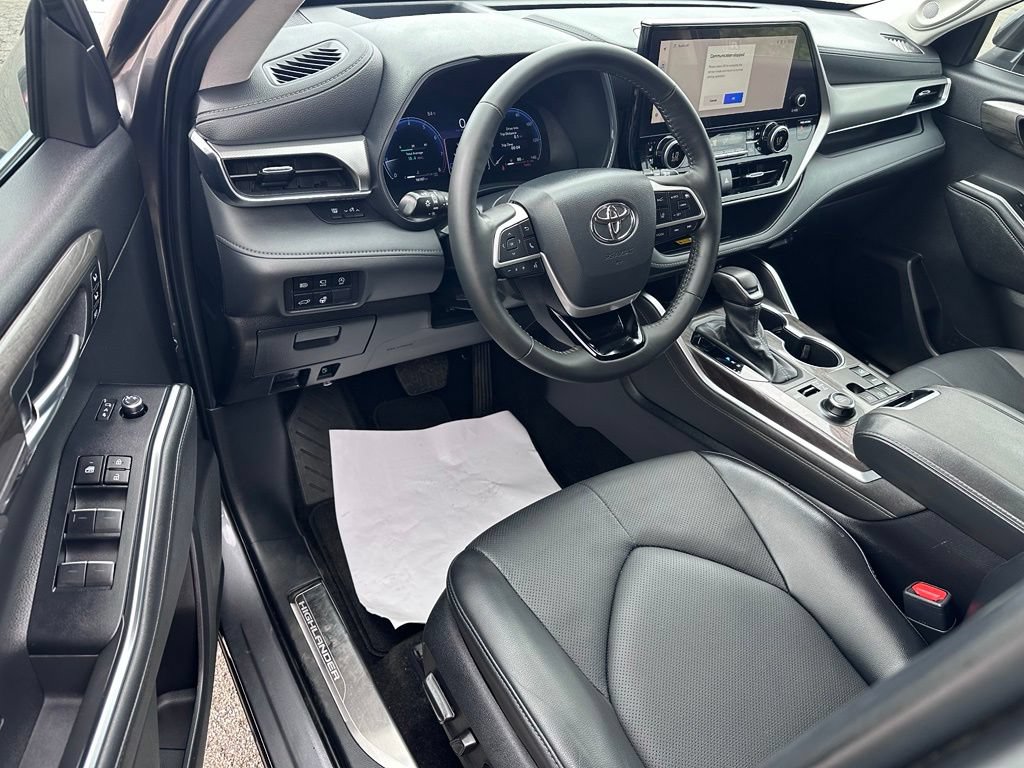 Certified 2024 Toyota Highlander Platinum AWD/4WD image 12