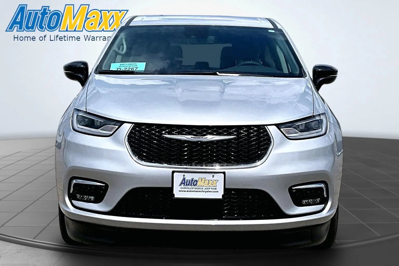 Used 2024 Chrysler Pacifica Touring-L FWD image 2