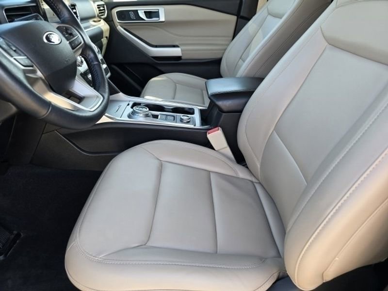 Used 2022 Ford Explorer XLT w/ Equipment Group 202A image 9