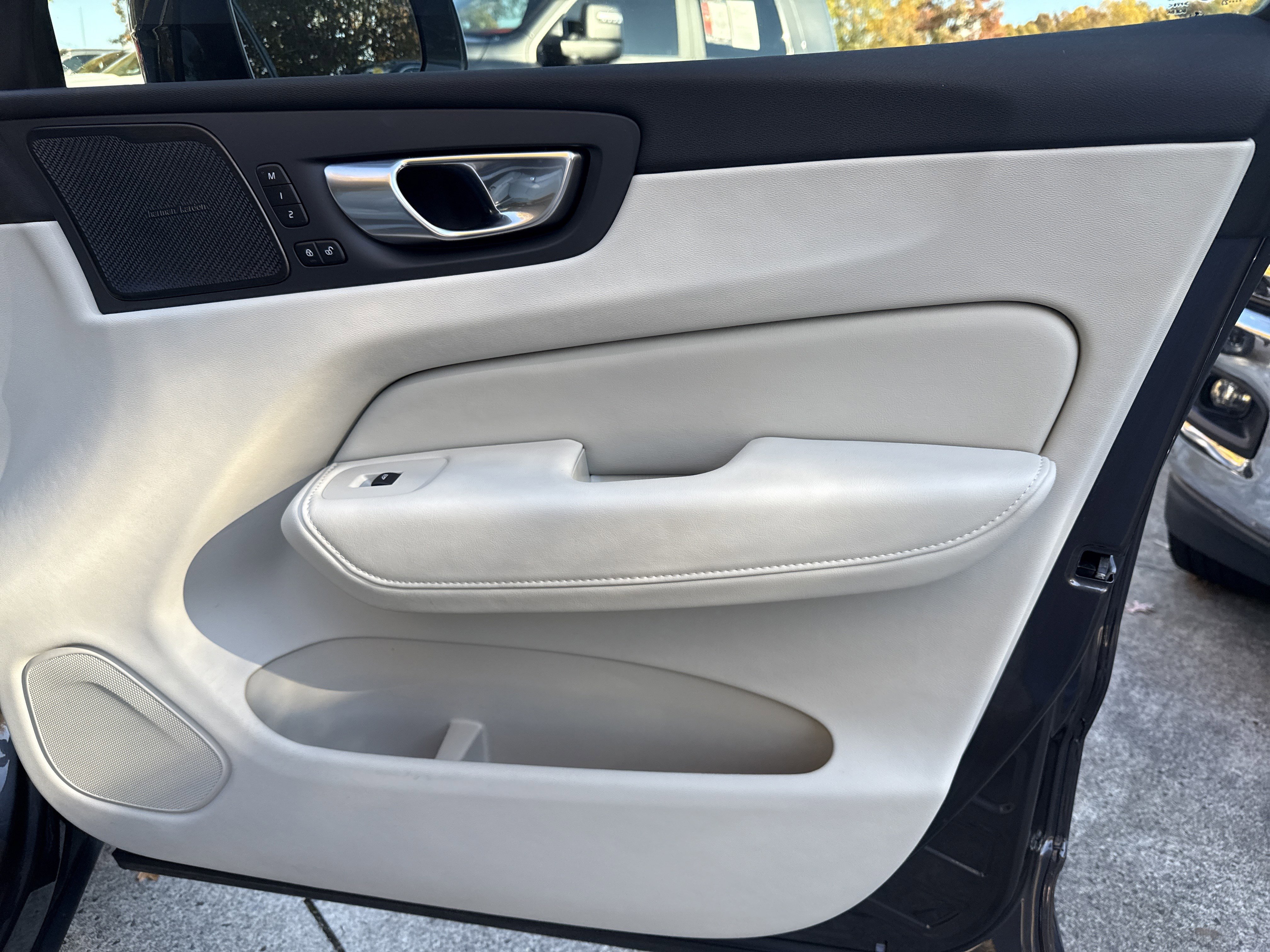 Used 2023 Volvo XC60 B5 Ultimate w/ Climate Package image 14