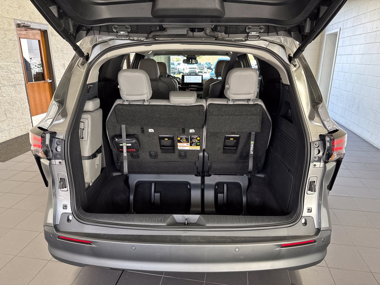 Certified 2026 Toyota Sienna XLE FWD image 10