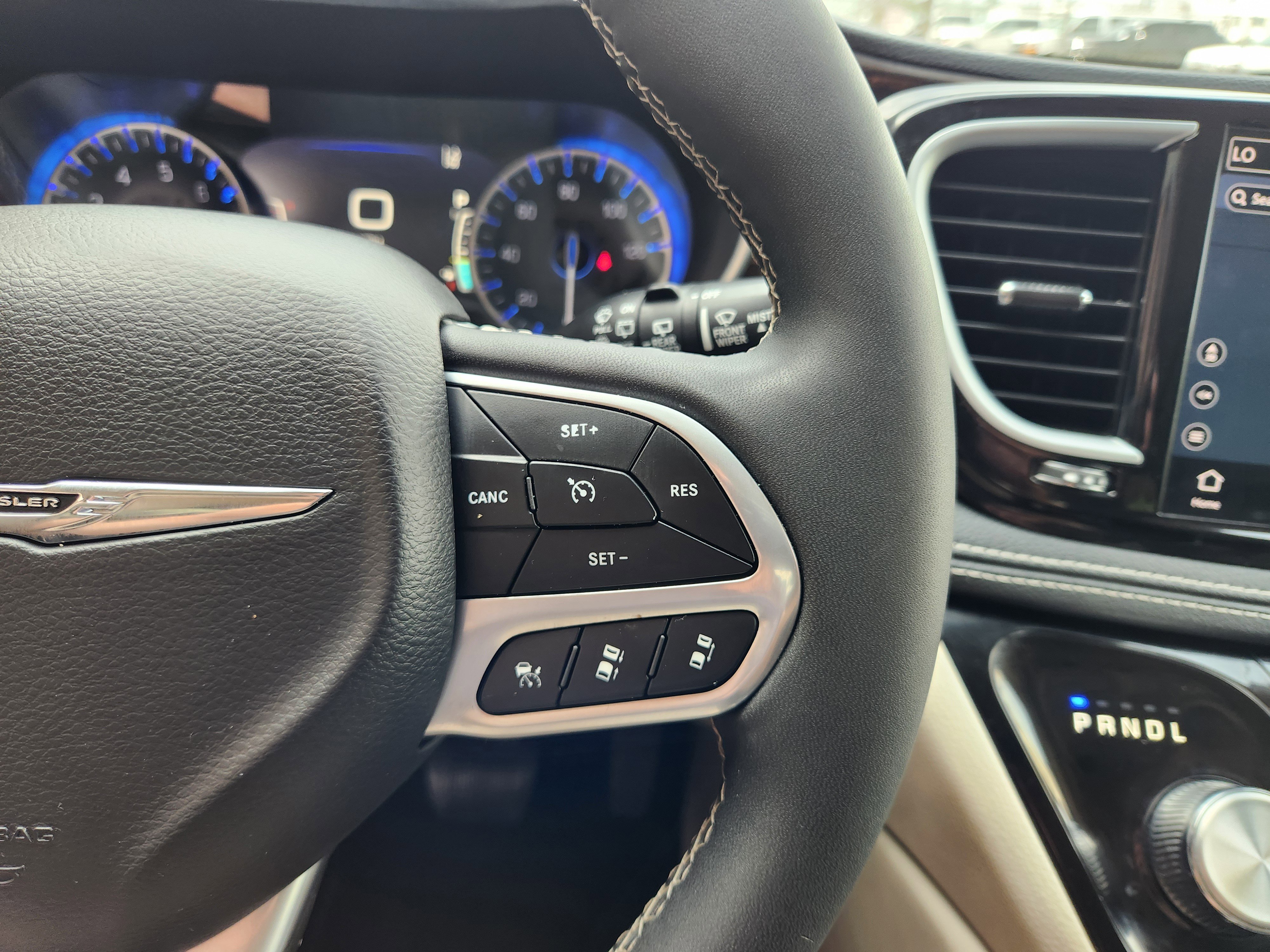 Used 2023 Chrysler Pacifica Limited FWD image 31