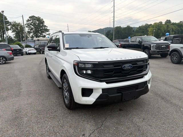 Used 2025 Ford Expedition Active AWD/4WD image 3