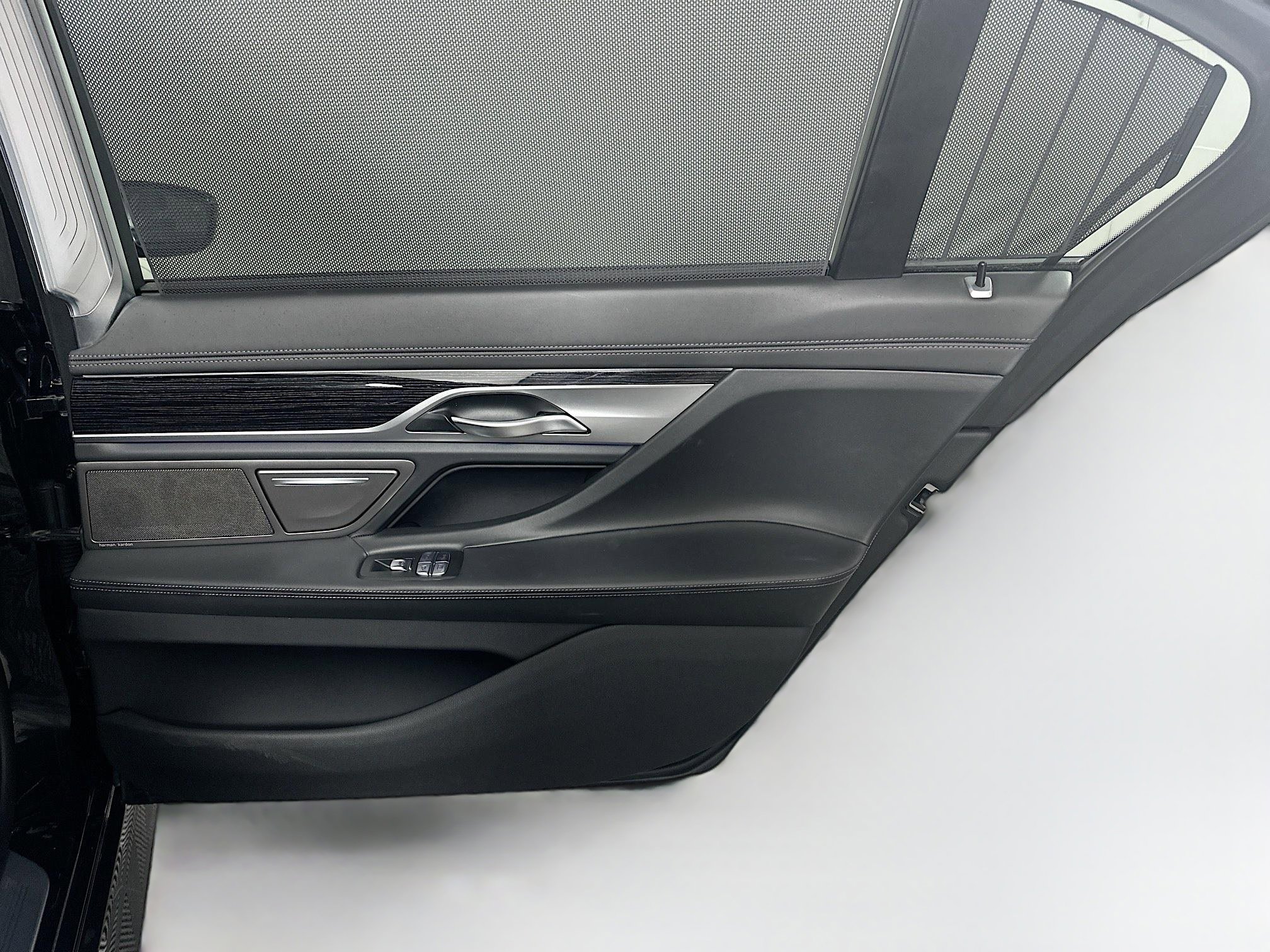 Used 2020 BMW 750i xDrive w/ Executive Package image 32