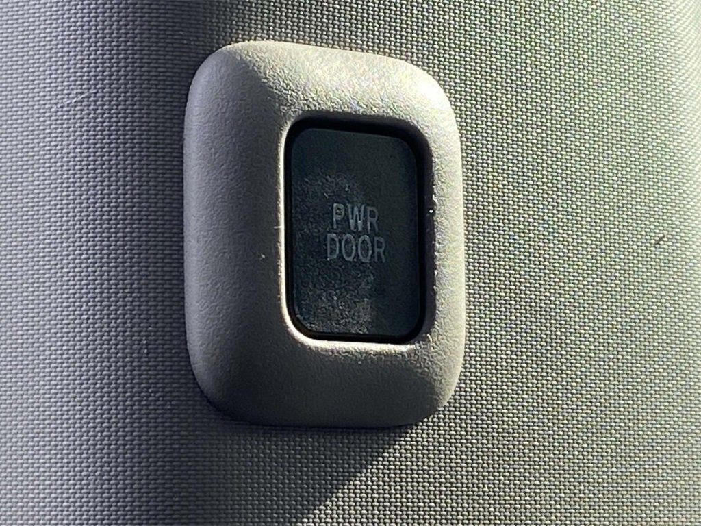 Used 2018 Toyota Sienna LE image 30