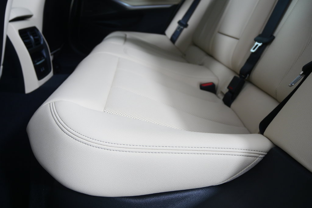 New 2026 BMW 330i Sedan w/ M Sport Package RWD image 15
