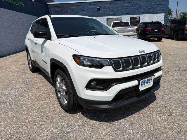Used 2022 Jeep Compass Latitude w/ Sun and Sound Group AWD/4WD image 7