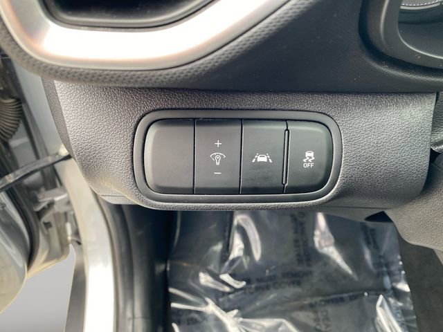 Used 2020 Hyundai Venue SEL image 18