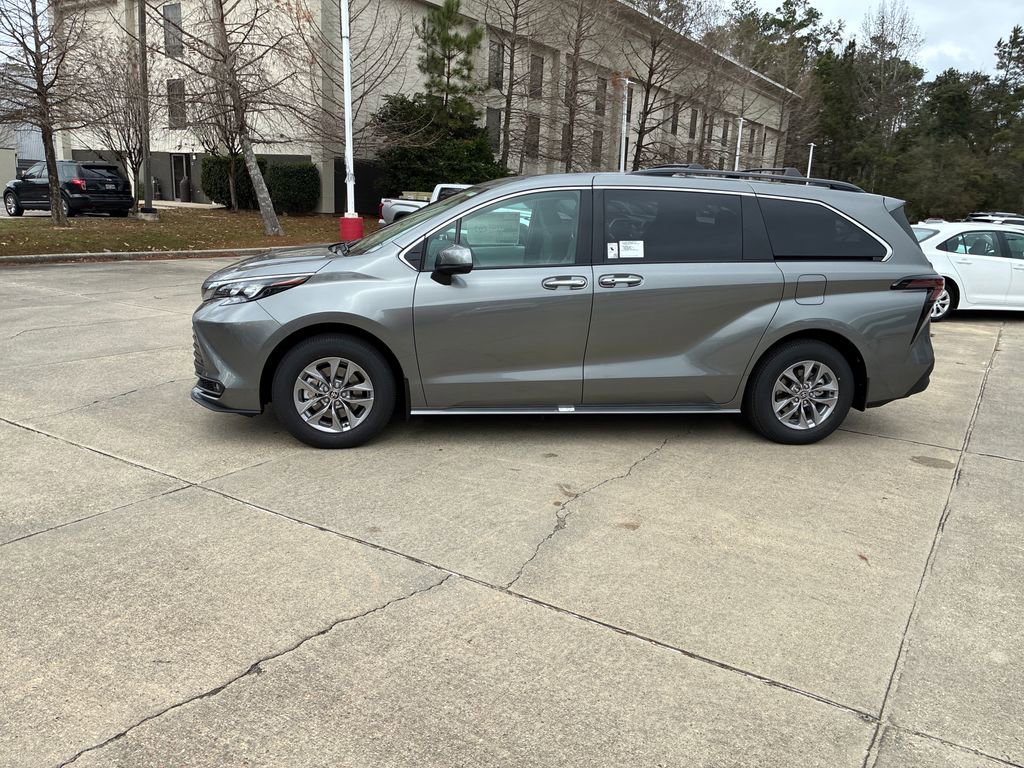 New 2026 Toyota Sienna XLE image 2