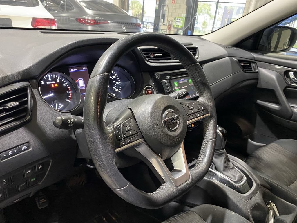 Used 2018 Nissan Rogue SV w/ Premium Package FWD image 3
