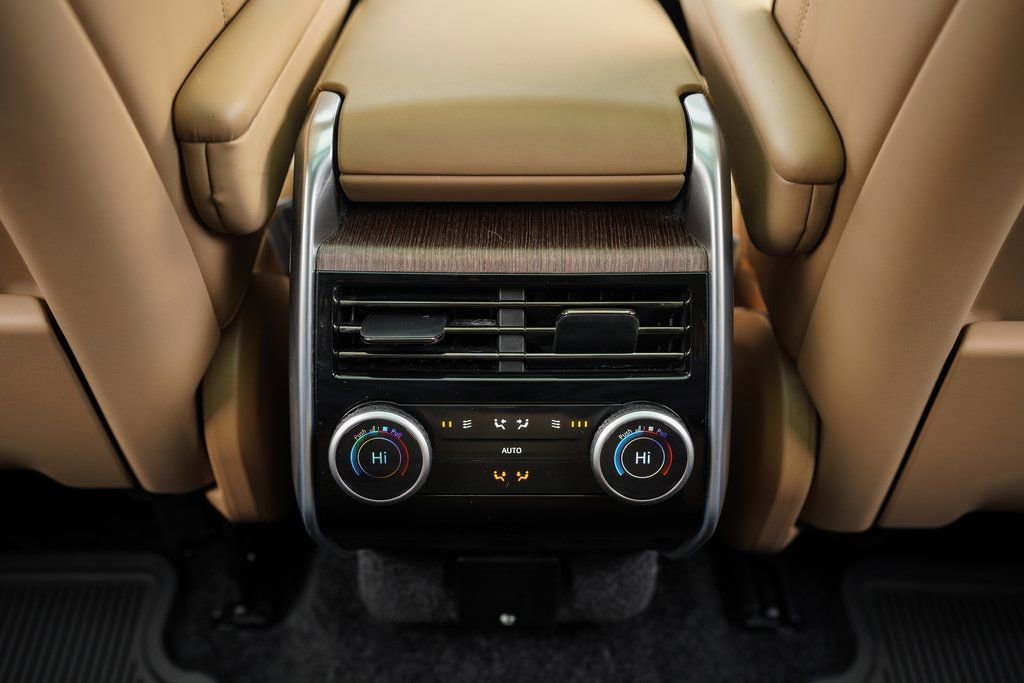 Used 2025 Land Rover Range Rover SE image 38