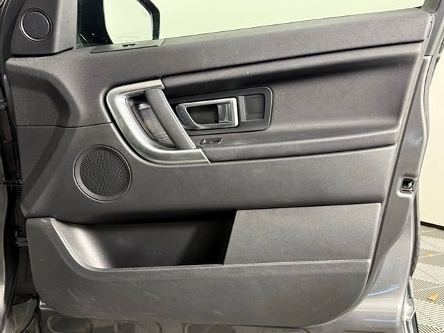 Used 2018 Land Rover Discovery Sport SE image 18