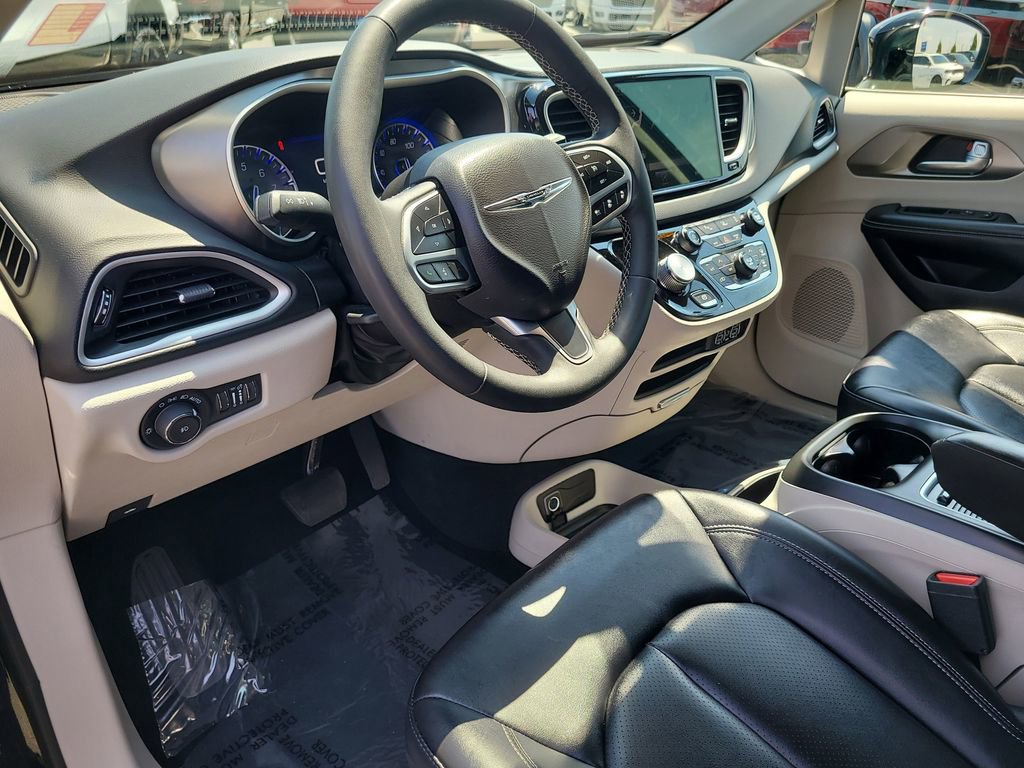 Used 2024 Chrysler Pacifica Touring-L image 16