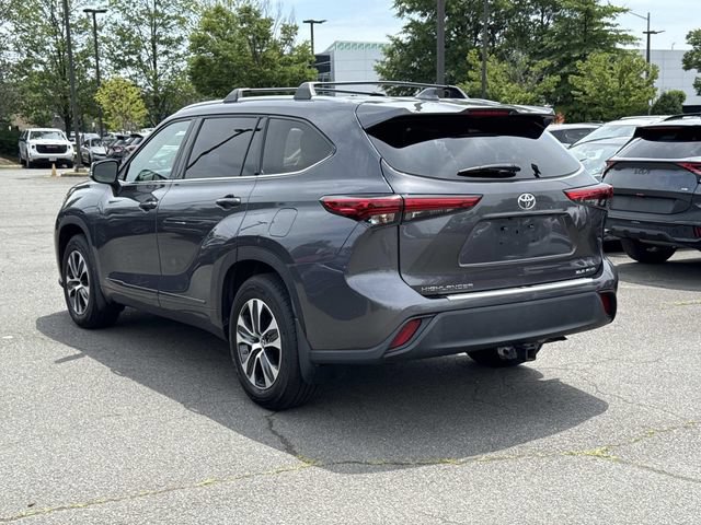 Used 2021 Toyota Highlander XLE AWD/4WD image 4