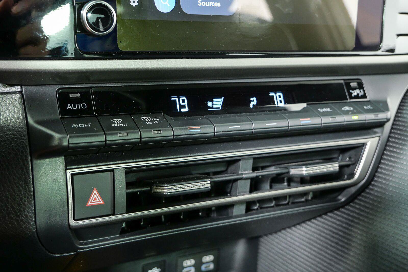 Used 2025 Toyota Camry SE w/ Convenience Package FWD image 15