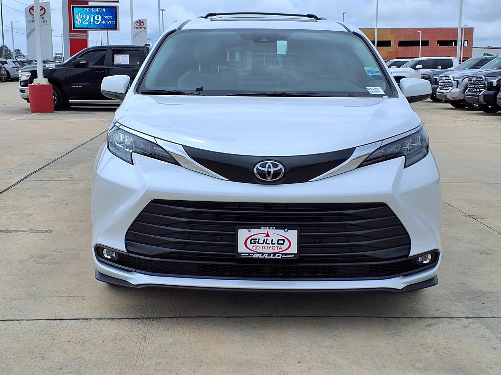 Certified 2026 Toyota Sienna XLE FWD image 4