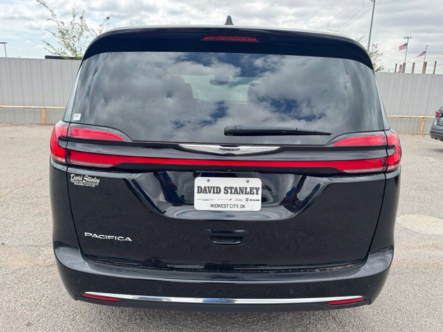 Used 2025 Chrysler Pacifica Select FWD image 5
