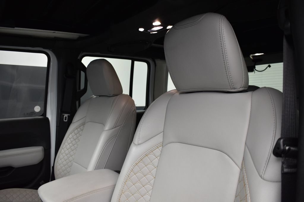 Used 2022 Jeep Wrangler Unlimited Sahara AWD/4WD image 12