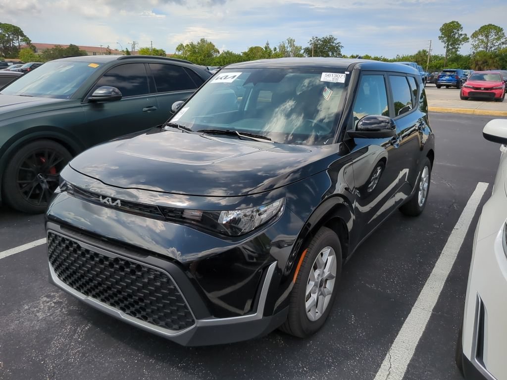 Certified 2025 Kia Soul LX w/ LX Technology Package FWD image 4