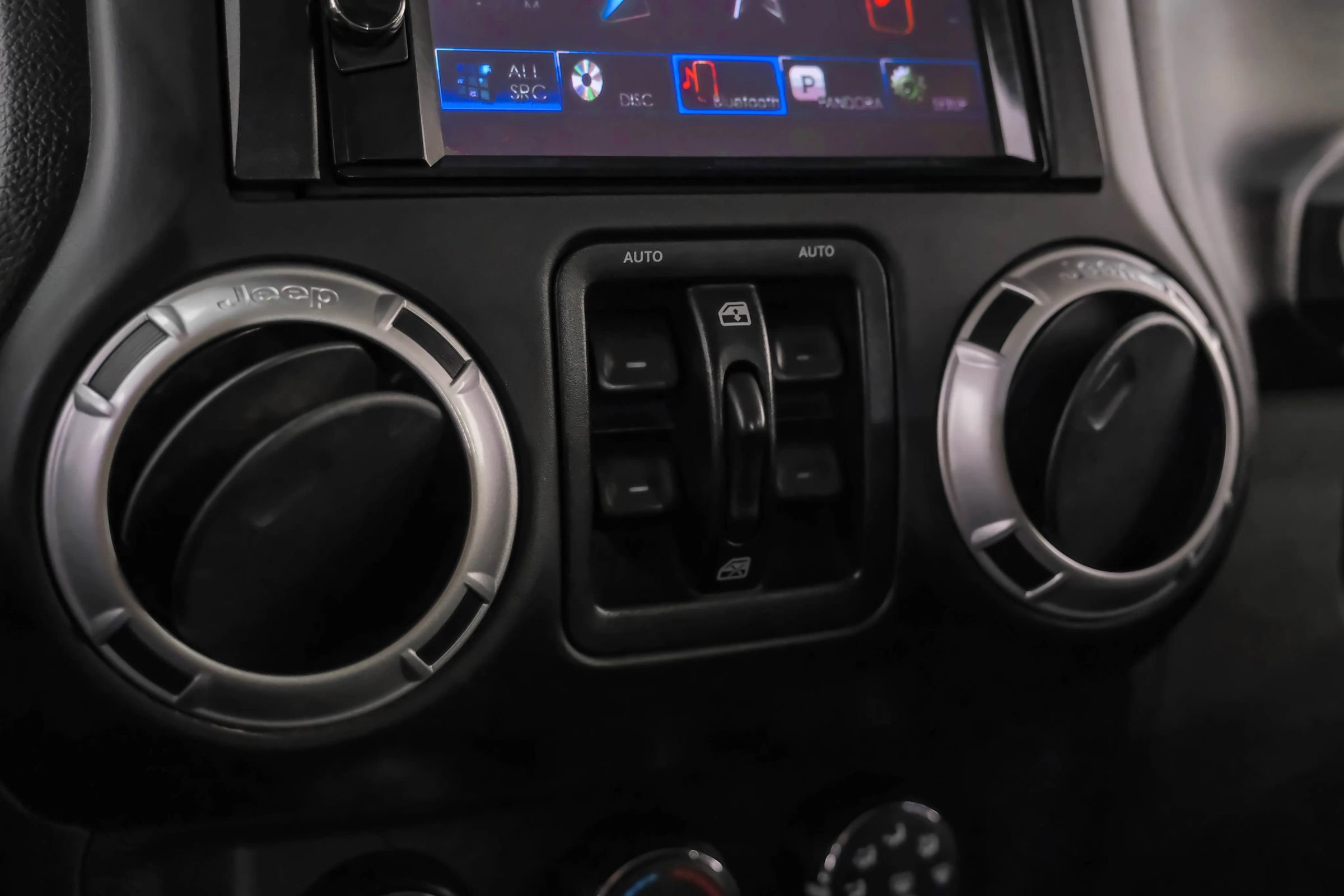 Used 2014 Jeep Wrangler Unlimited Sahara image 15