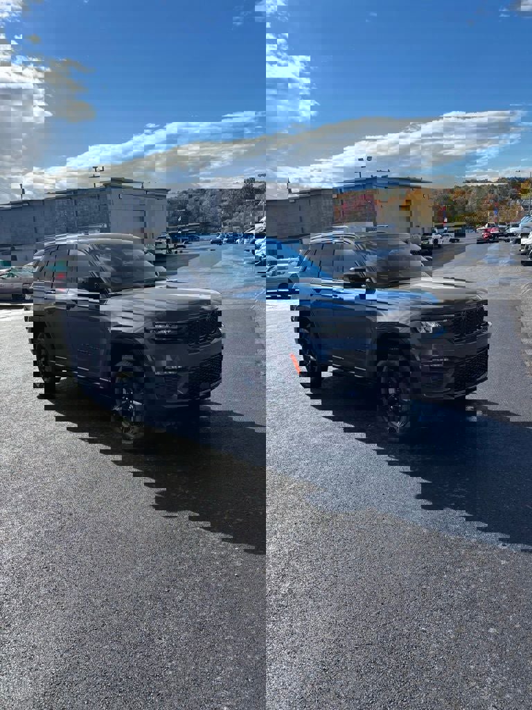 New 2025 Jeep Grand Cherokee Limited w/ Black Appearance Package image 3