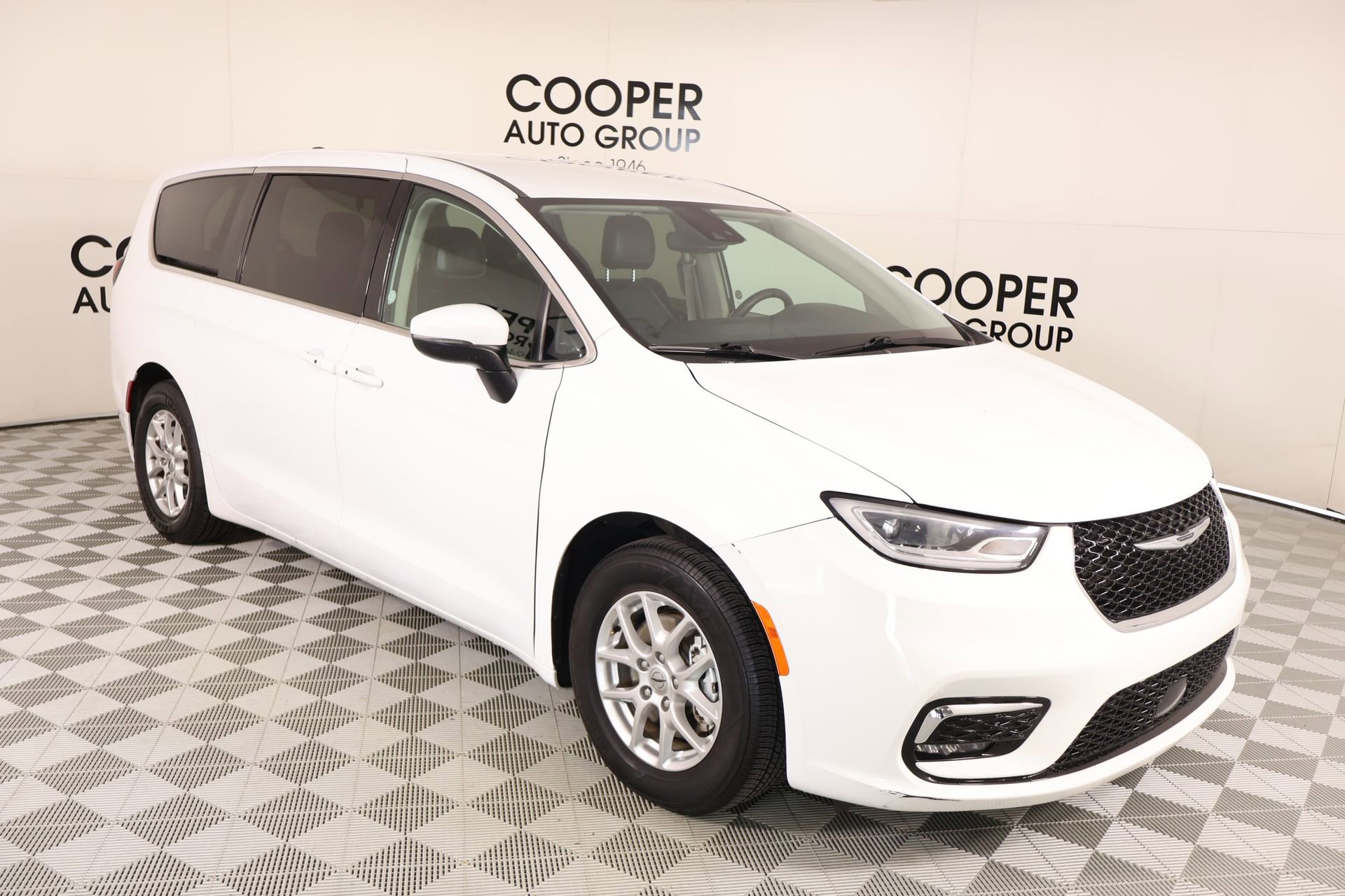 Used 2023 Chrysler Pacifica Touring-L