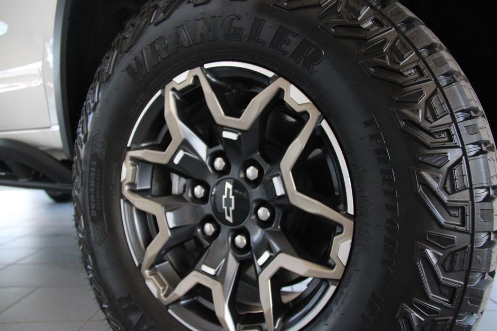 Certified 2026 Chevrolet Colorado ZR2 w/ Technology Package AWD/4WD image 35