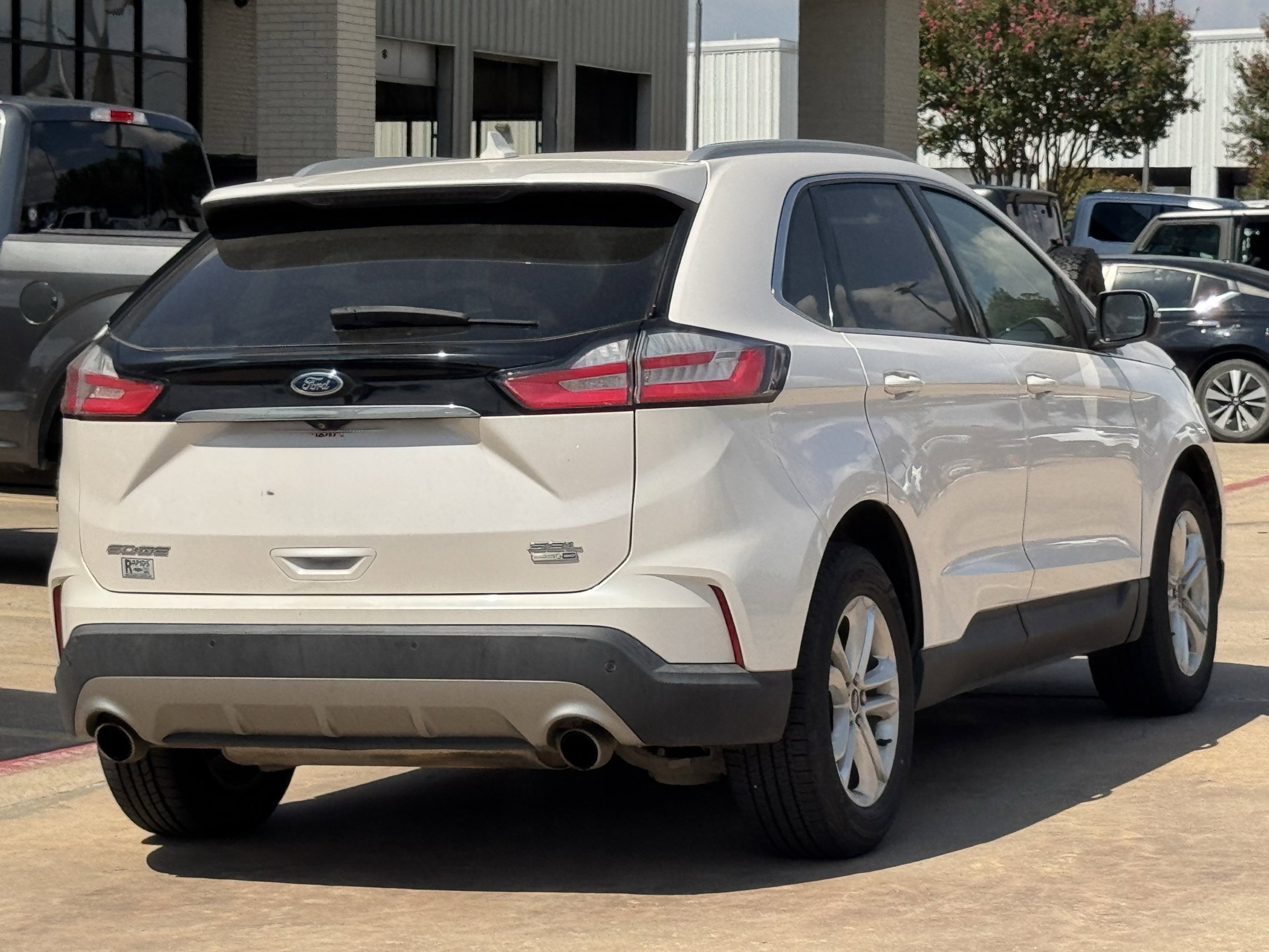 Used 2019 Ford Edge SEL w/ Cold Weather Package AWD/4WD image 4