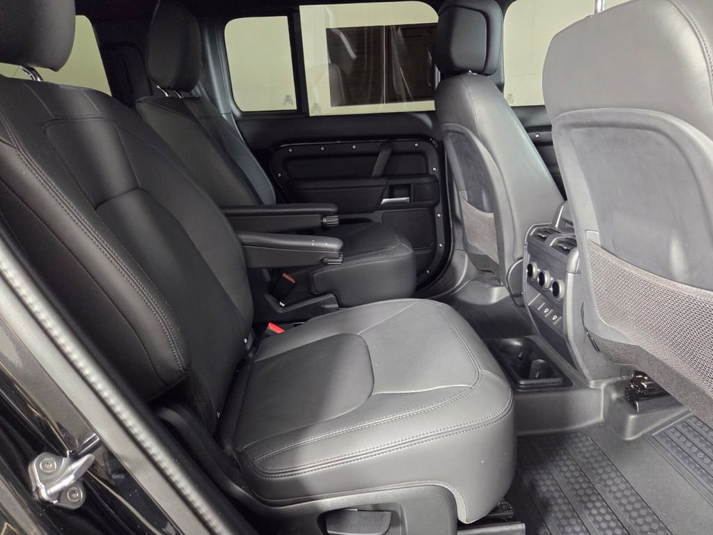 Used 2025 Land Rover Defender 130 X-Dynamic SE image 31