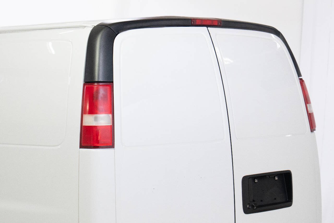 Used 2018 Chevrolet Express 3500 Extended w/ Driver Convenience Package RWD image 11